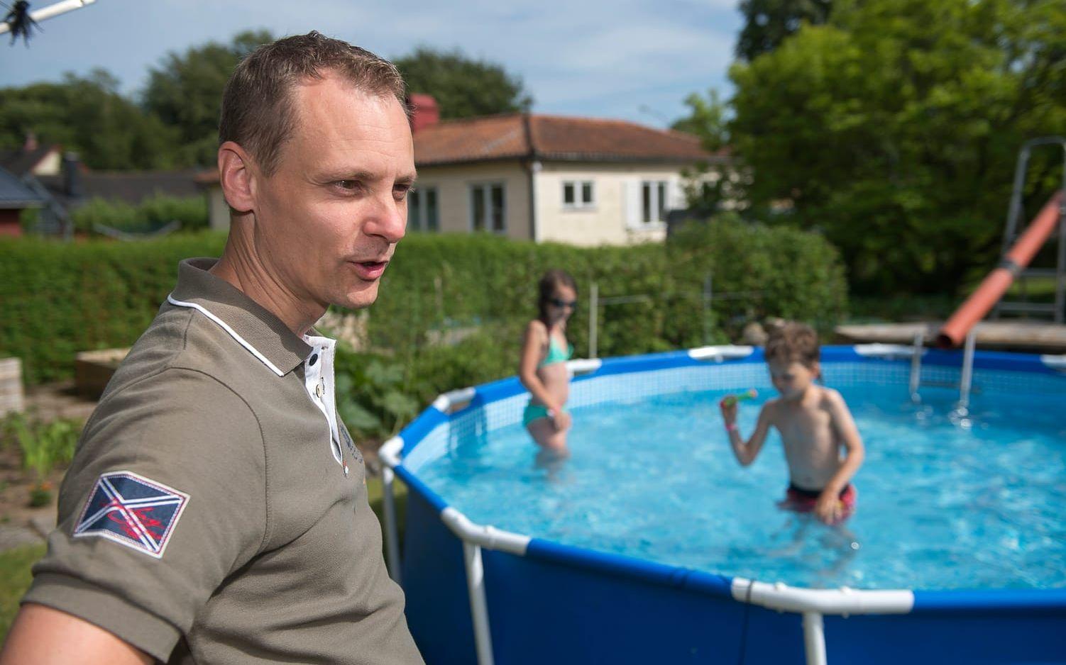 Ja tack till regn. Ingenjören Peter Uppman kopplade stupröret till barnens pool och fyllde upp den med regnvatten. Bild: Jörgen Alström