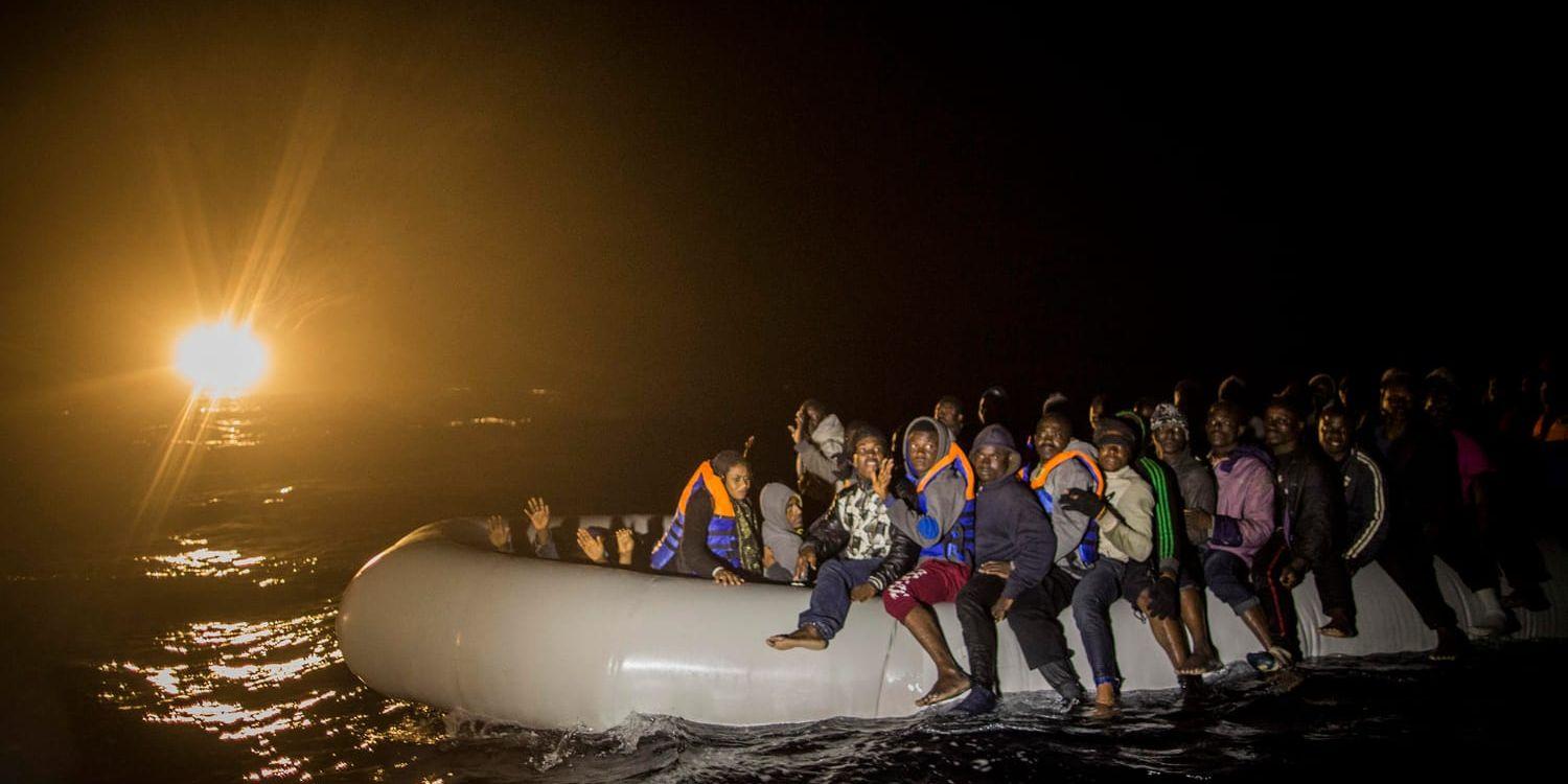 Flyktingar och migranter i en överfull gummibåt utanför Libyens kust. Arkivbild.