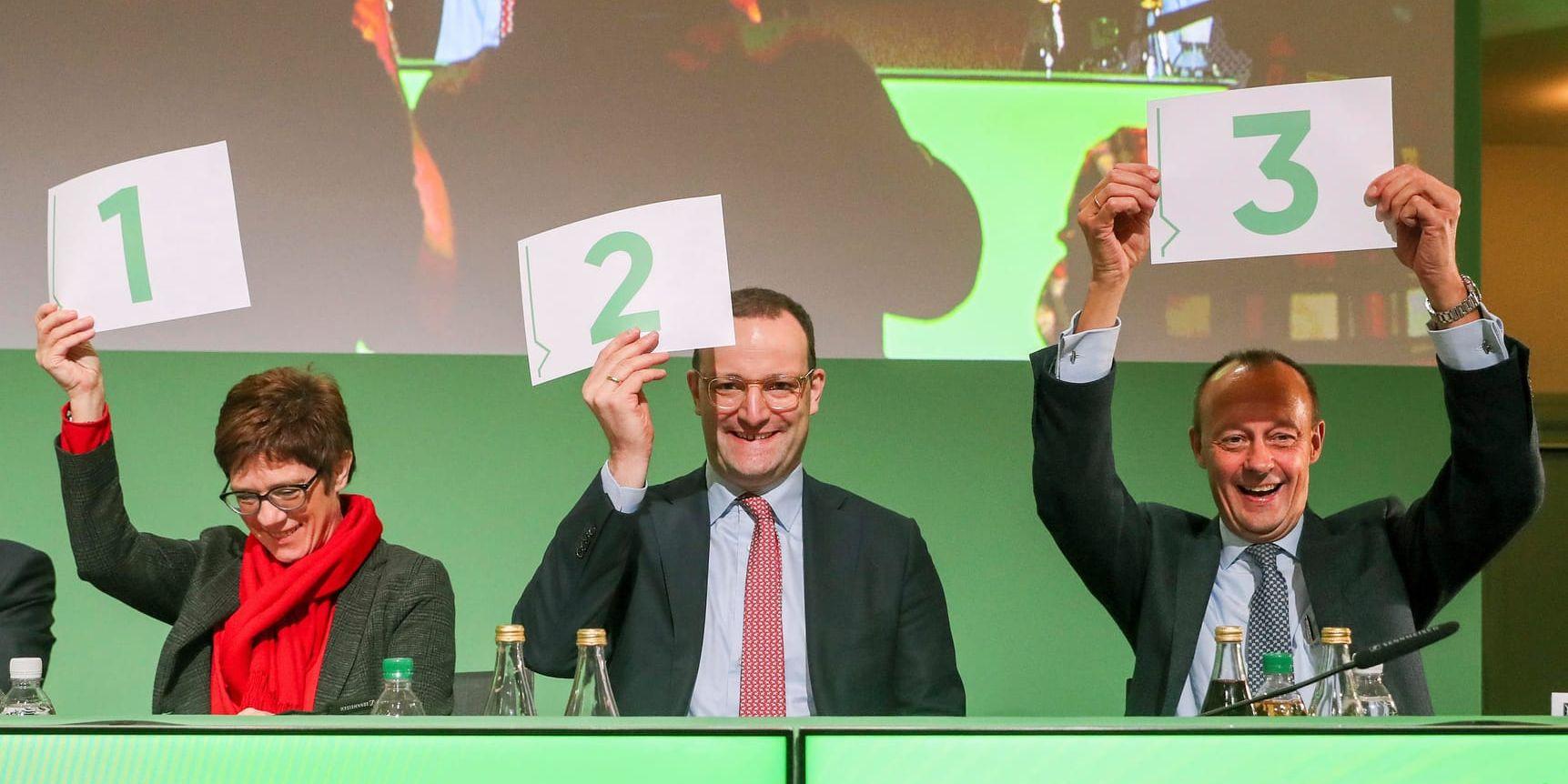 Friedrich Merz (till höger) och Annegret Kramp-Karrenbauer (till vänster) finns bland förhandsfavoriterna när det gäller partiledarposten i CDU. I mitten syns också kandidaten Jens Spahn.