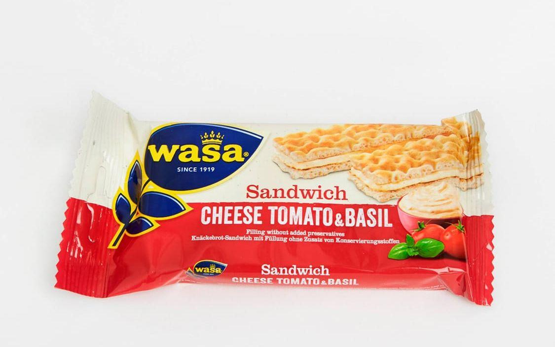 Många mellanmålsprodukter innehåller tillsatt socker. I Wasas sandwich Cheese, tomato and basil kommer socker före både tomat och basilika i innehållsförteckningen.