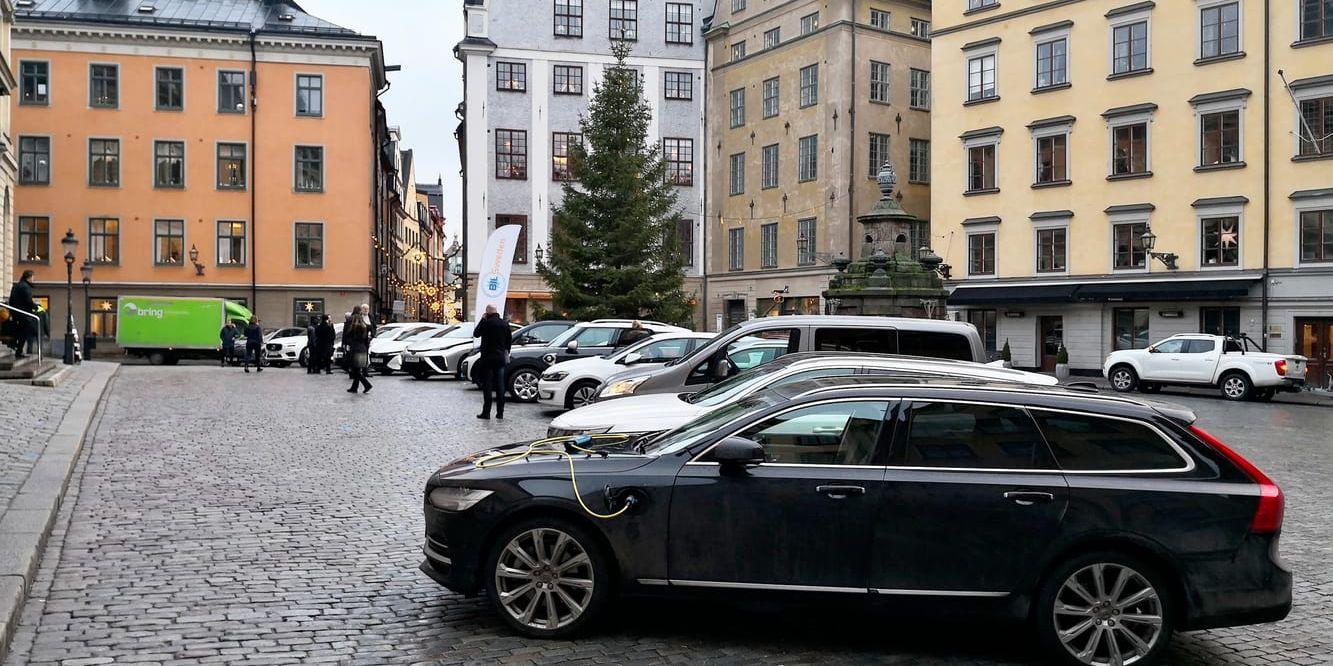 13 elektrifierade bilar, alltså rena elbilar och laddhybrider, stod parkerade på Stortorget i Stockholm där Bil Sweden presenterade rekordåret 2017.