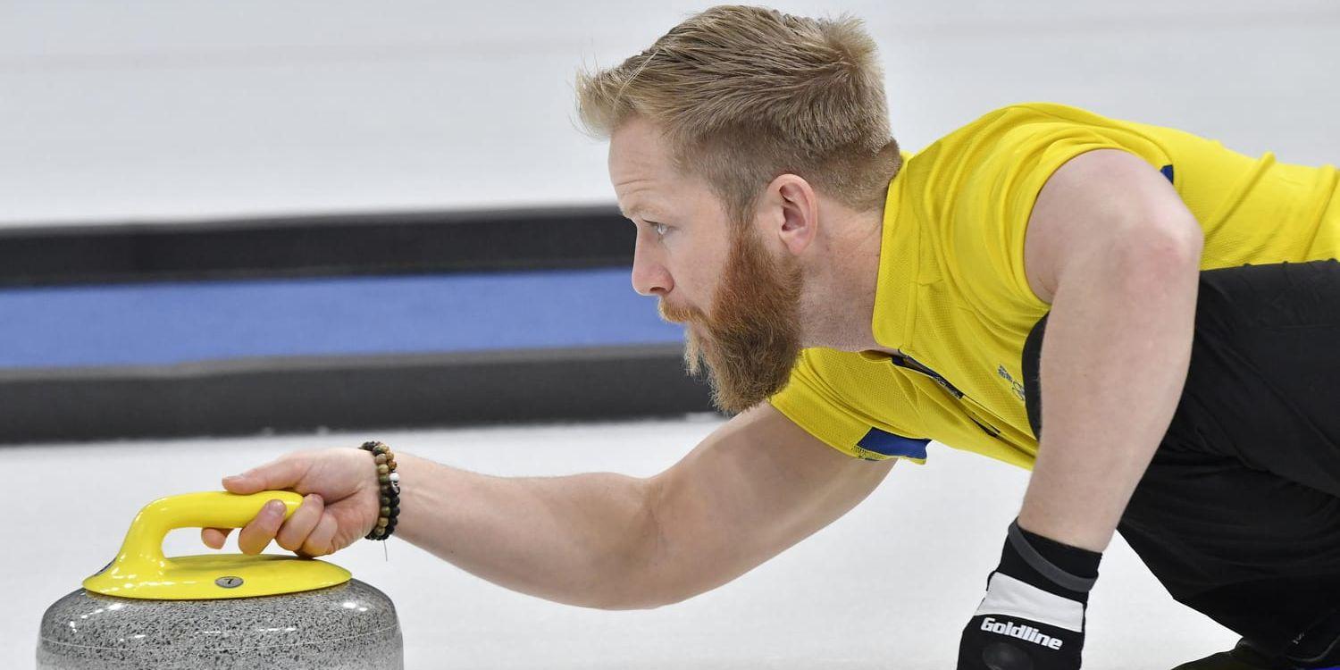 Skippern Niklas Edin i aktion när det svenska herrlaget i curling tränar inför OS-turneringen.