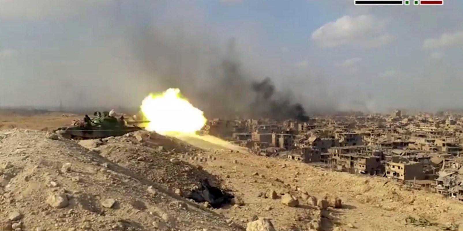 En bild från nyhetsbyrån Sanas video visar en syrisk stridsvagn under strider mot IS i provinsen Dayr al-Zawr i början av november. Arkivbild.