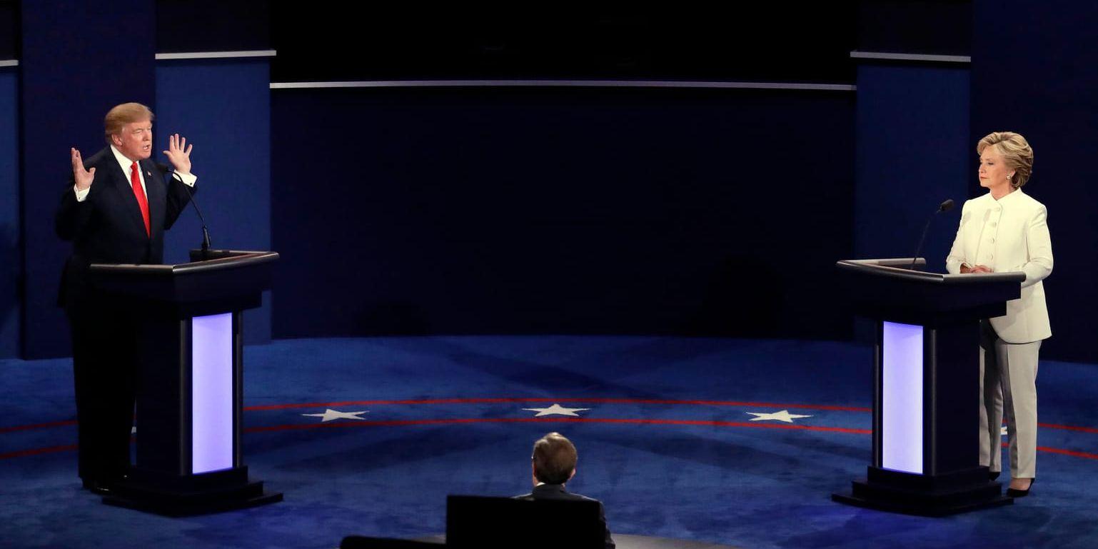 Hillary Clinton och Donald Trump under en av valdebatterna inför förra årets valkampanj. Arkivbild.