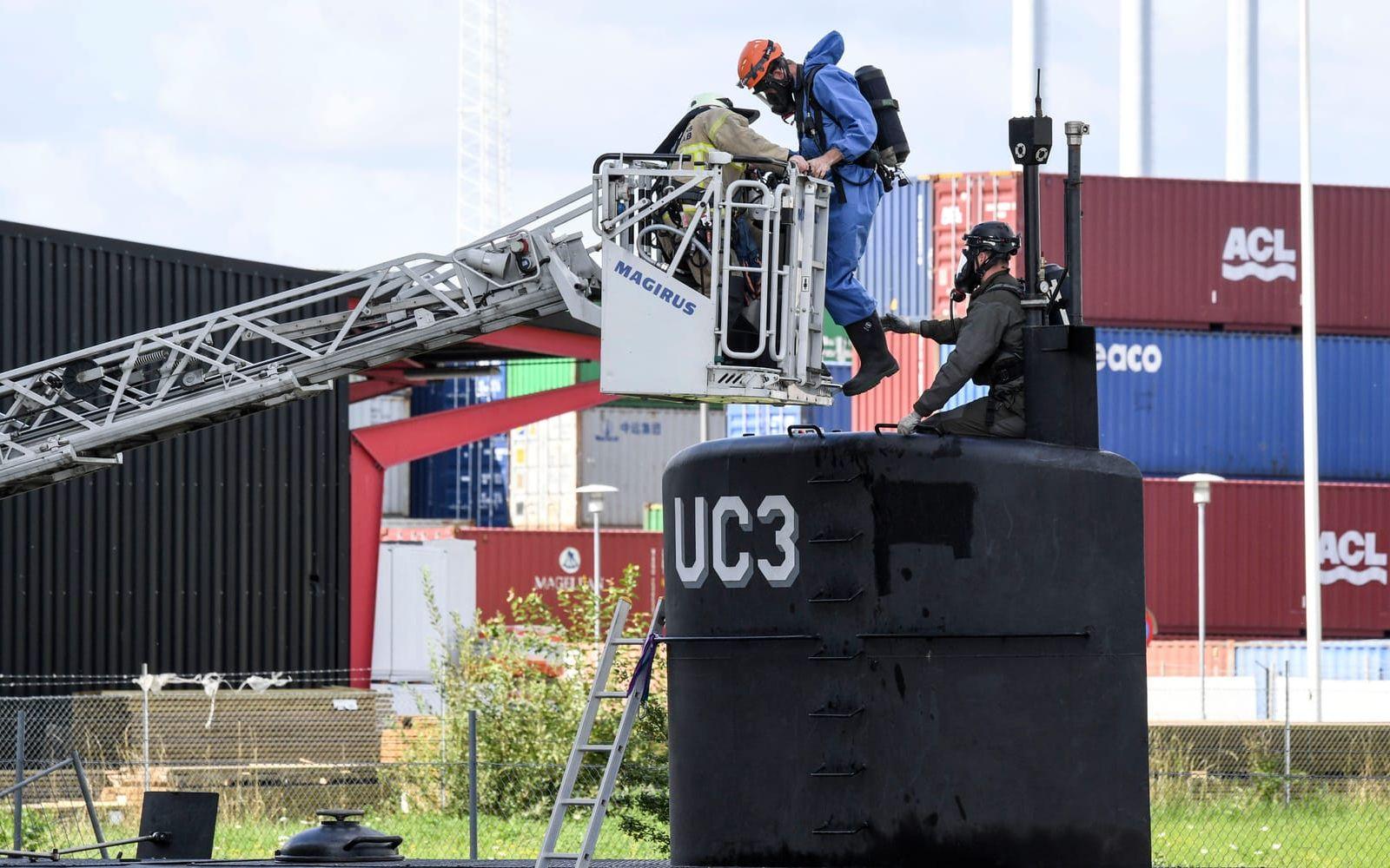 Danska polisens kriminaltekniker undersöker två dagar senare ubåten Nautilus som transporterats till en industritomt i Nordhamnen i Köpenhamn. 