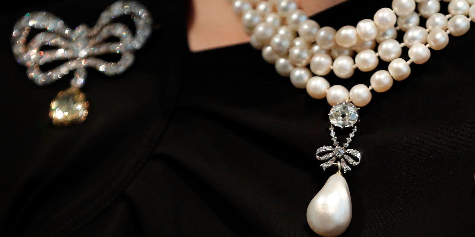 Marie Antoinettes pärlsmycke köptes av en anonym köpare för motsvarande 328 miljoner kronor.