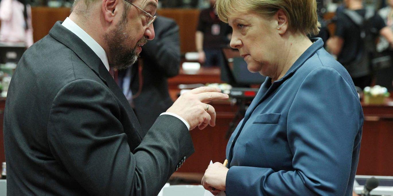 Martin Schulz, dåvarande talman för Europaparlamentet, i samspråk med Tysklands förbundskansler Angela Merkel under ett EU-möte i Bryssel 2013. Arkivbild.