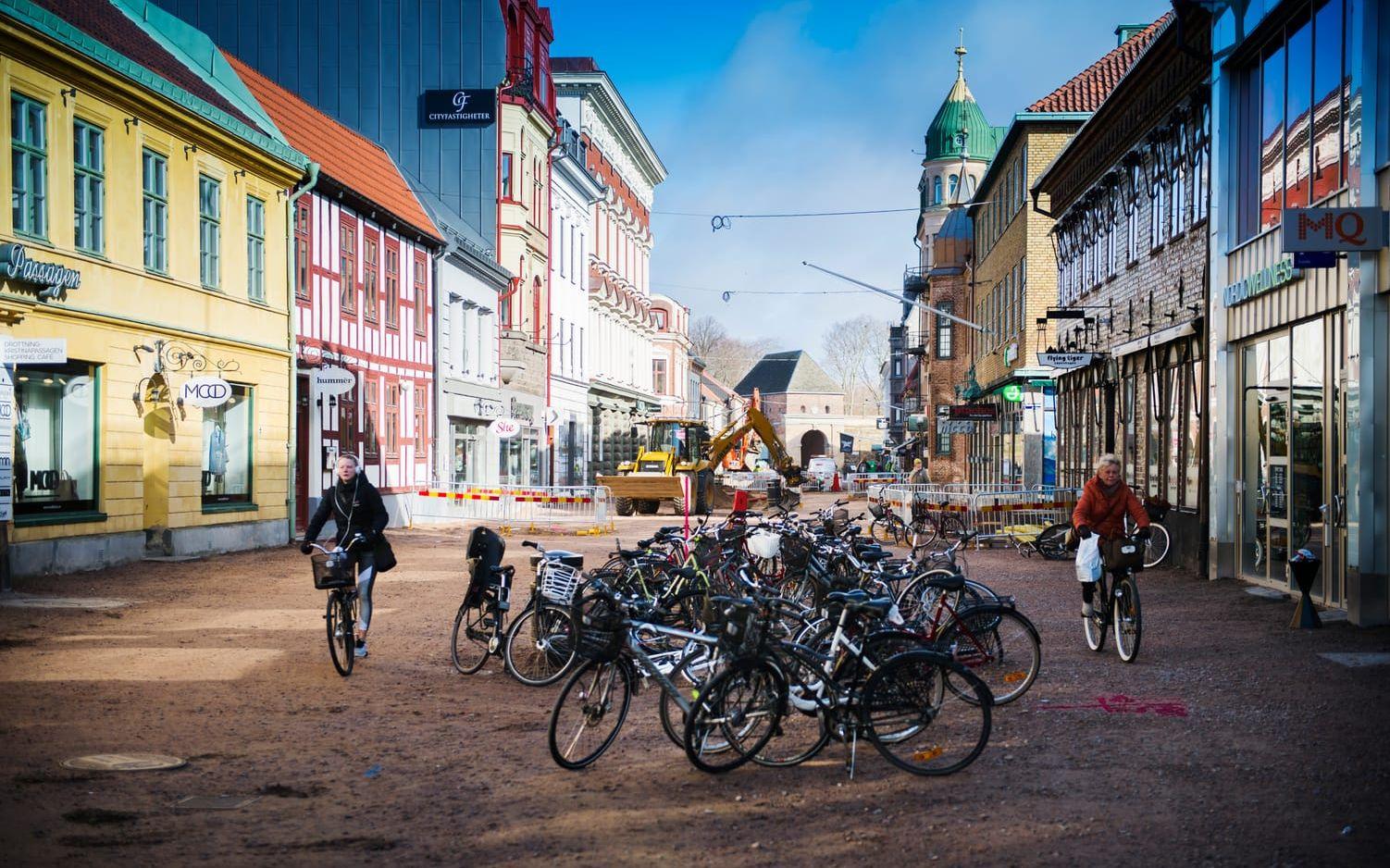 Ombyggnaden av Storgatan är i full gång och följer tidsplanen. Men cyklar skapar problem, menar kommunen som nu kommer att införa förbud mot att cykla längs gatan under byggtiden. Bild: Roger Larsson