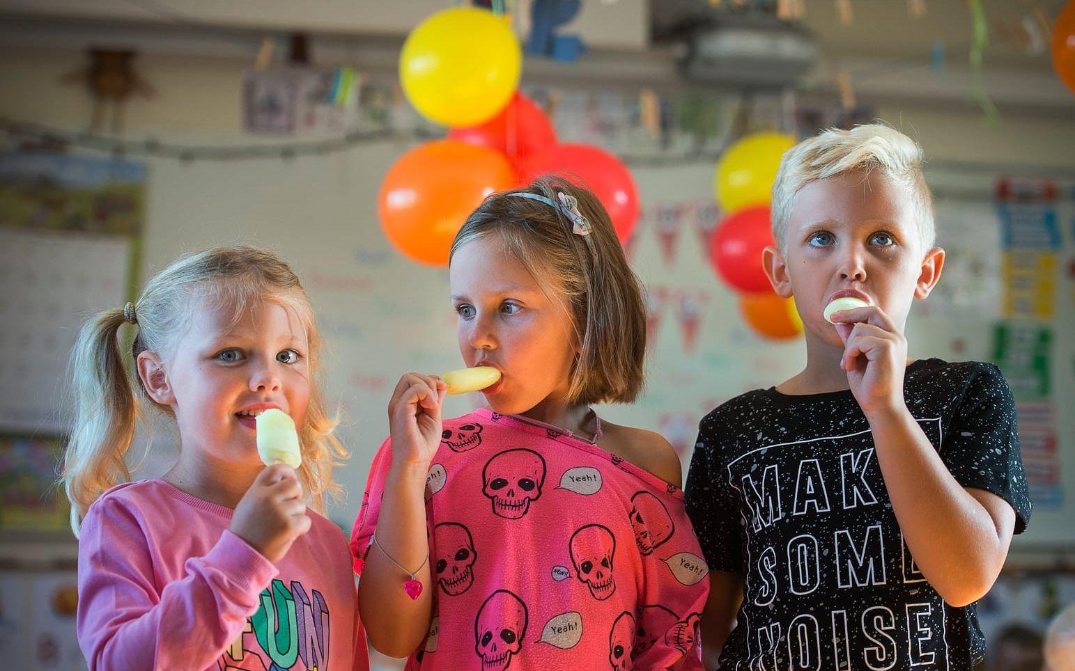 Glassfest. Att börja skolan var både roligt och smakade bra tyckte Molly Oredsson, Linnea Larvall och Arvid Cronqvist. Foto: Jörgen Alström