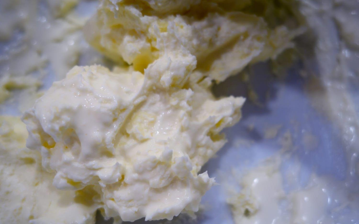 Tillbehör. Clotted cream smakar som en blandning av smör och grädde.