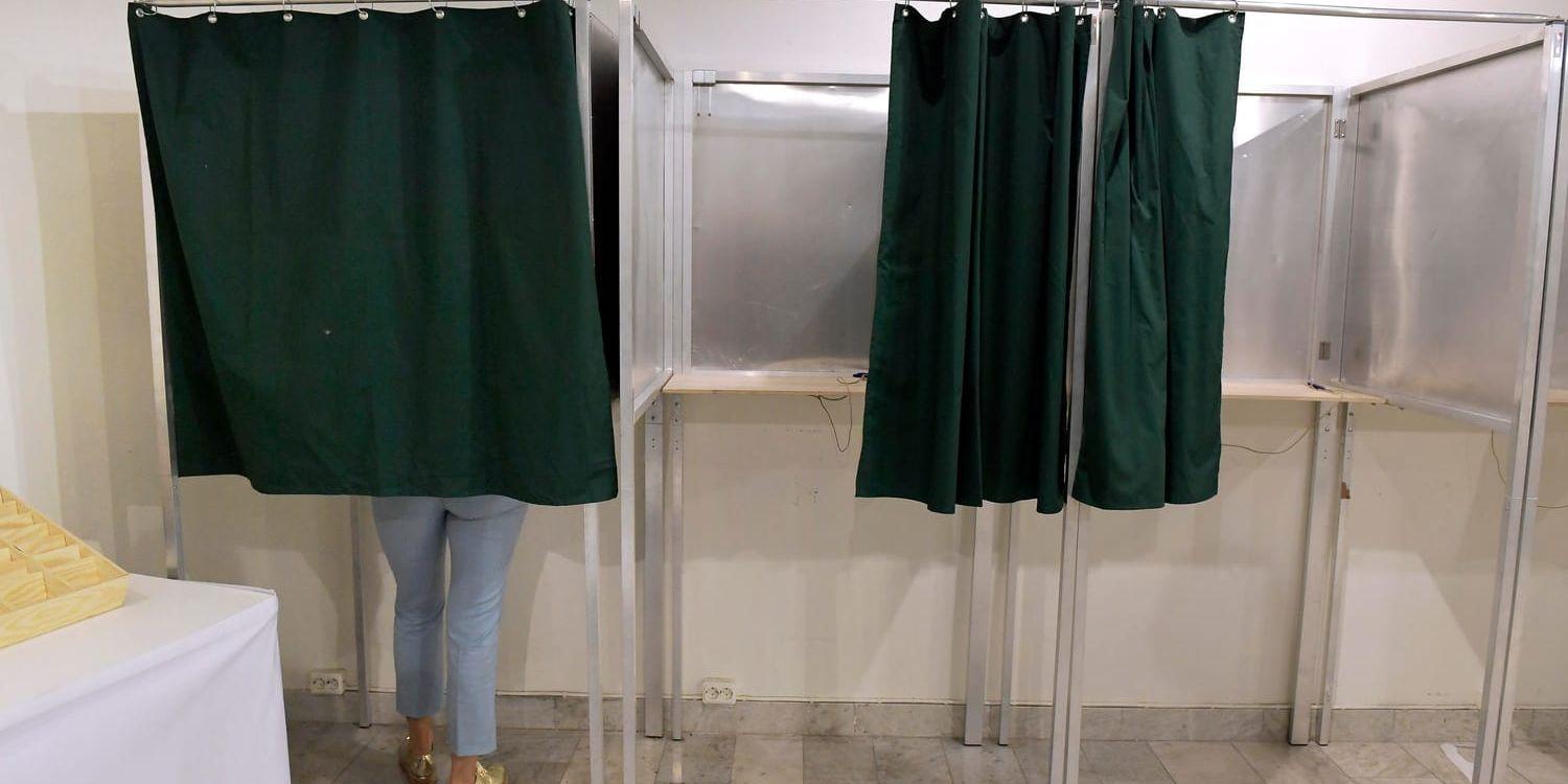 Förtidsröstningen i valet har börjat. Men en politiker i Västsverige stoppas av KD från att ställa upp för två partier – i olika val.