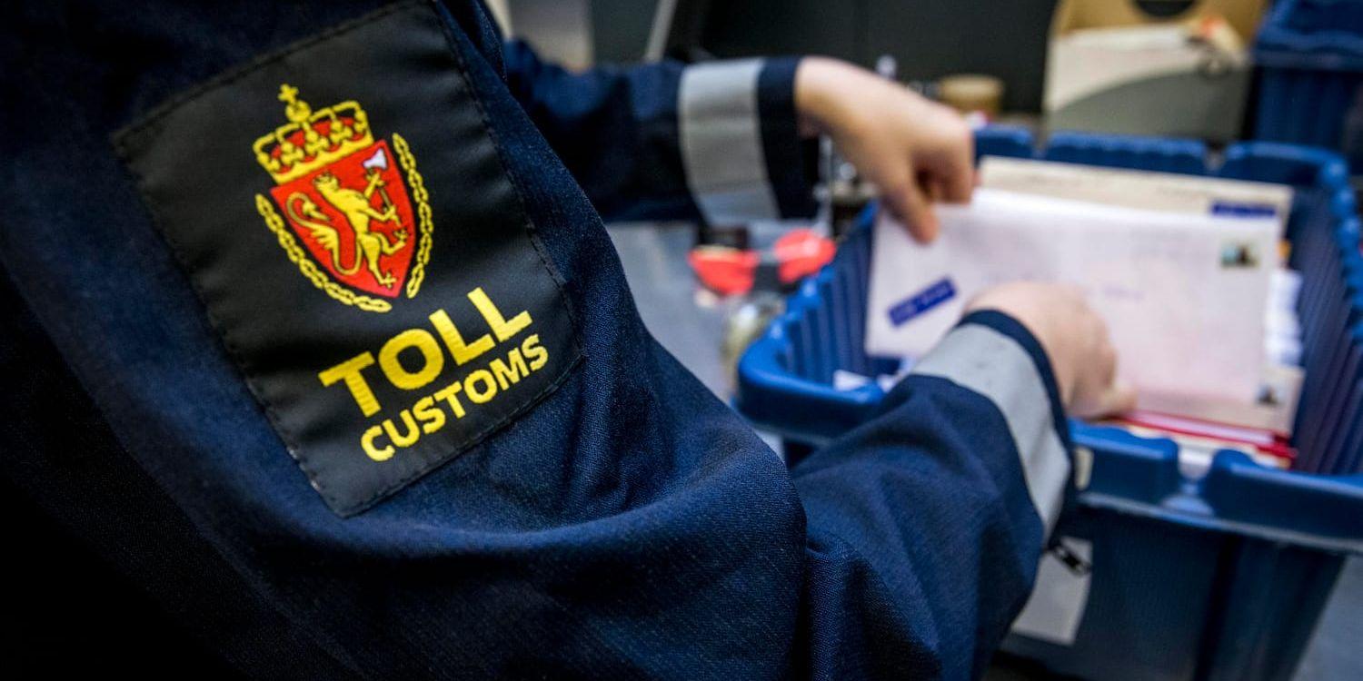 En tulltjänsteman vid Oslos flygplats Gardemoen undersöker brev på jakt efter narkotika. Arkivbild.