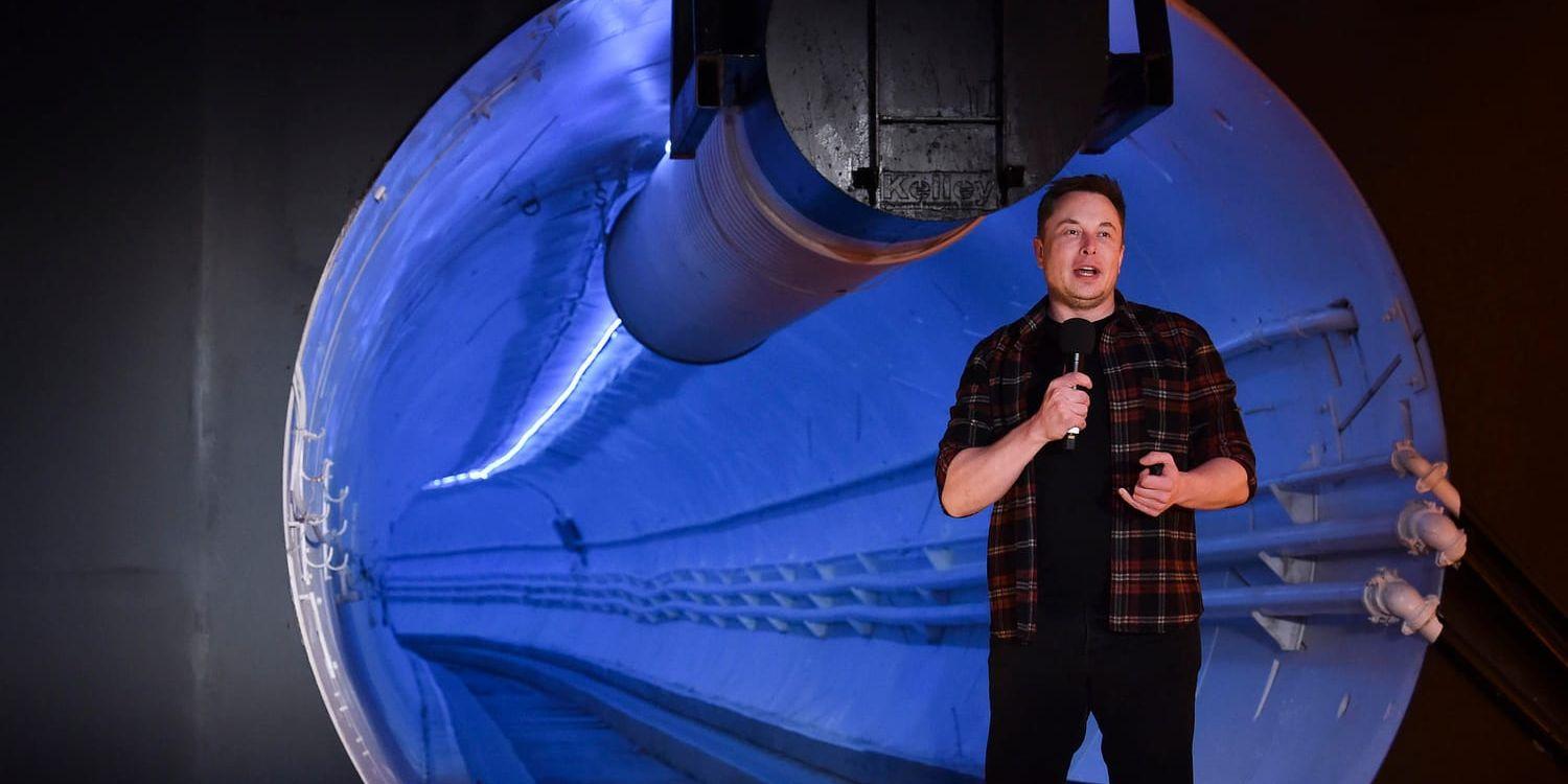 Teslas medgrundare och vd Elon Musk vid öppningen av hans tunnelbolag The Boring Companys första testtunnel i Hawthorne, Kalifornien.