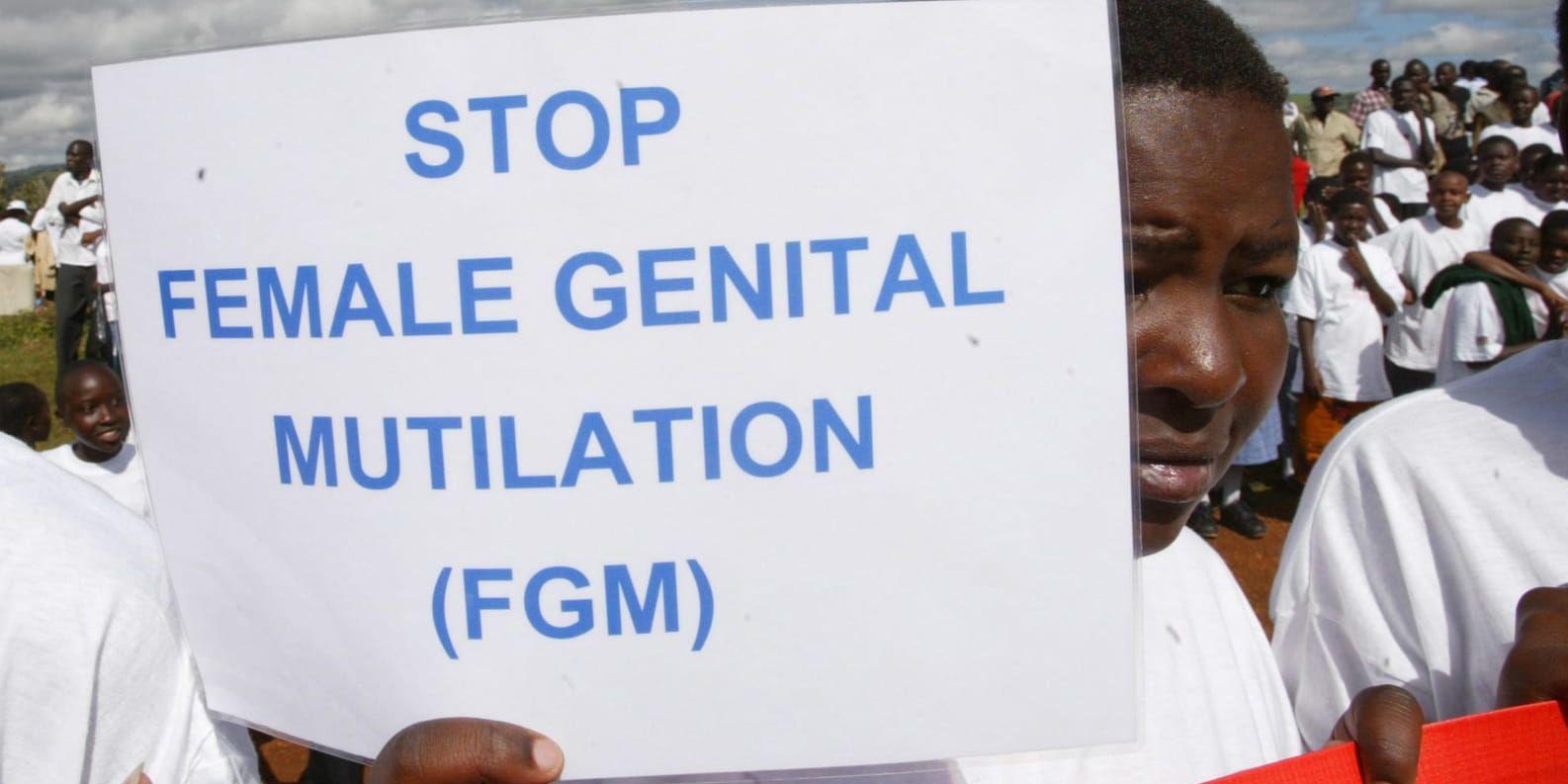 Stoppa kvinnlig könsstympning, kräver en kvinna i Kenya under en demonstration. Kvinnlig könsstympning förekommer i flera afrikanska länder. Arkivbild.