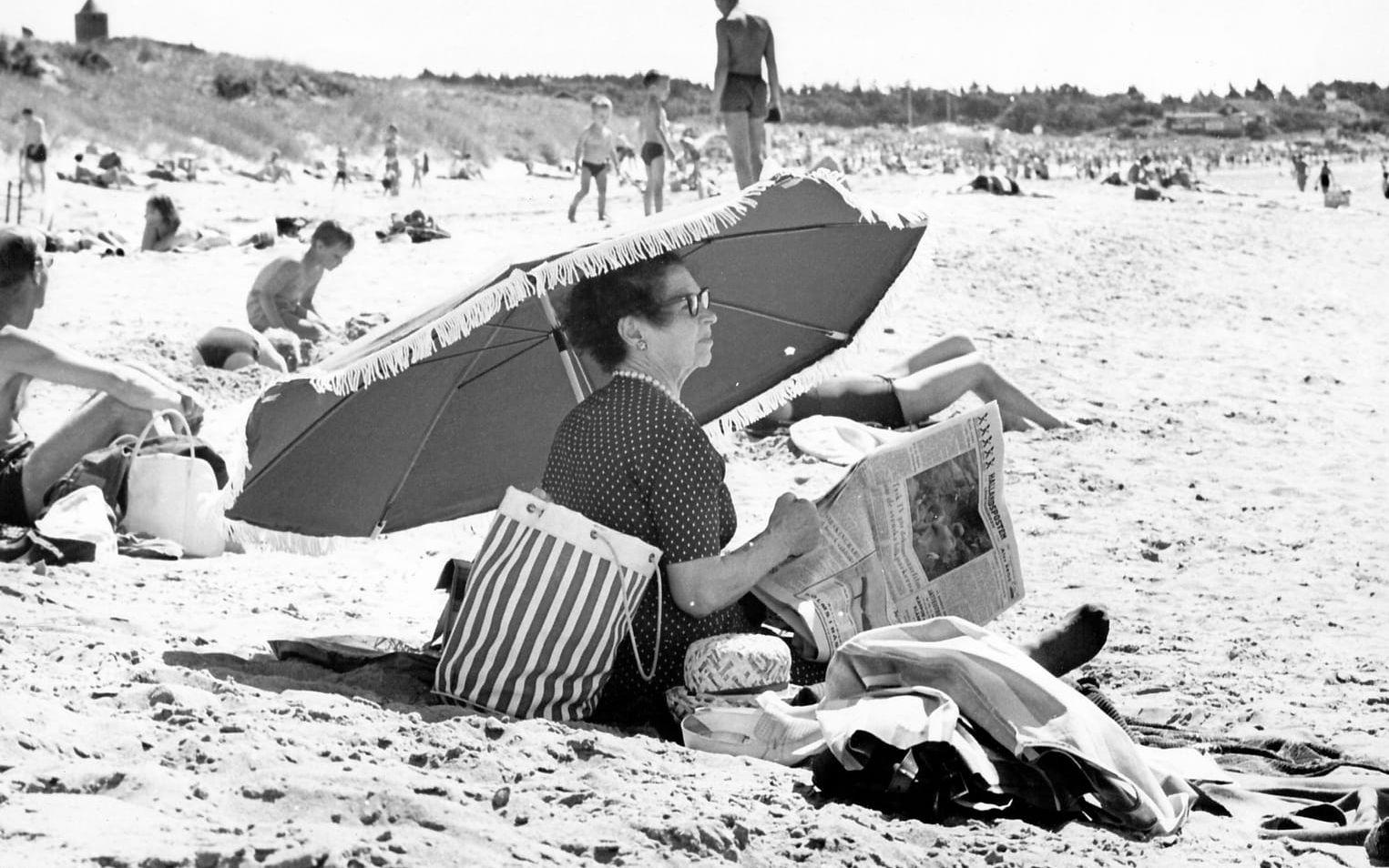 Jag gillar den här kvinnan som vill vara på stranden vid Tylösand, men inte i solen. Hon sätter sig fullt påklädd under ett parasoll”, säger Otto (notera att kvinnan läser HP).