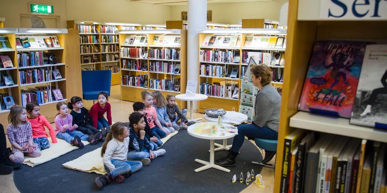 Ryska. Nadja Axelsson, modersmålslärare i ryska, läser sagan om rovan för Parkskolans F-klass när de besökte biblioteket i går under modersmålsveckan.