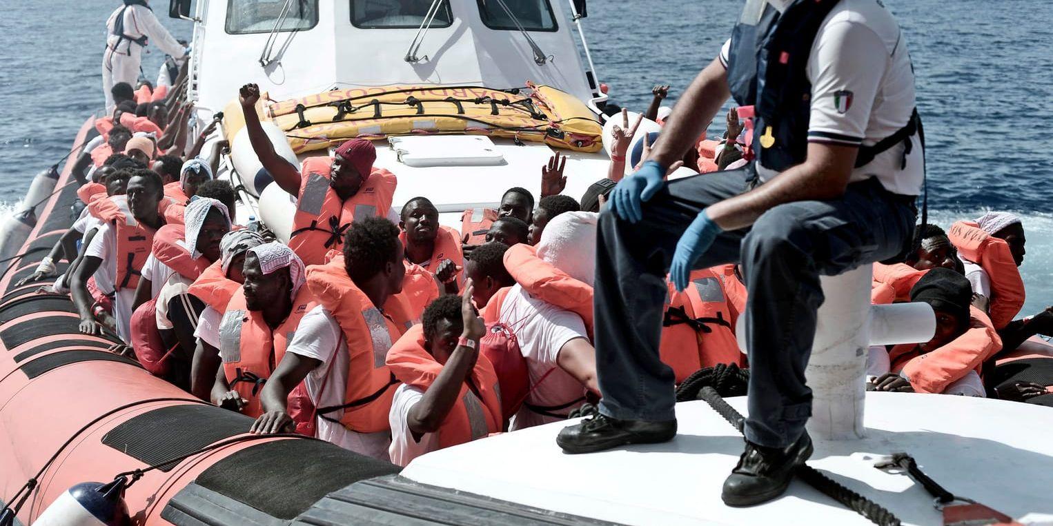 Migranterna på Aquarius kommer till Spanien under söndagen. Här på en hjälpbåt som eskorterar fartyget.