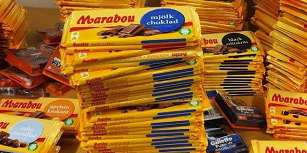 Bild på Alingsåspolisens beslag av stulna chokladkakor i helgen.