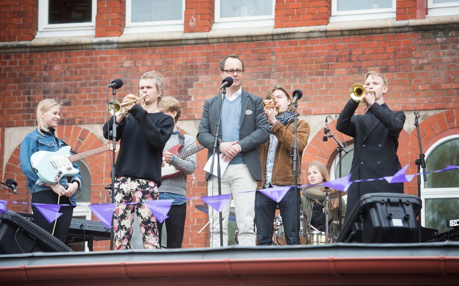 Sturefestivalen invigdes med att tre elever spelade en trumpetfanfar.