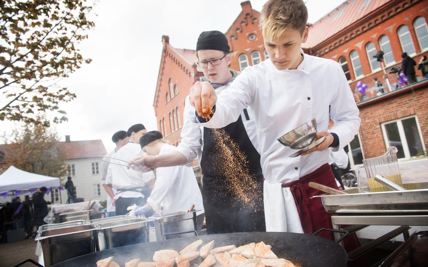 Elever vid hotell- och restaurangprogrammet bjöd på mat på Sturegymnasiets skolgård.