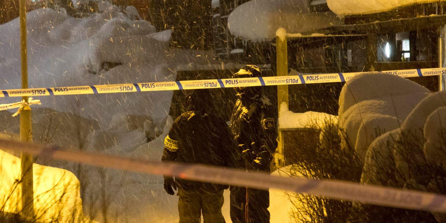 Mannen sköts ihjäl i en bostad i Sandviken. Ett stort polispådrag arbetade vid tillfället på platsen.
