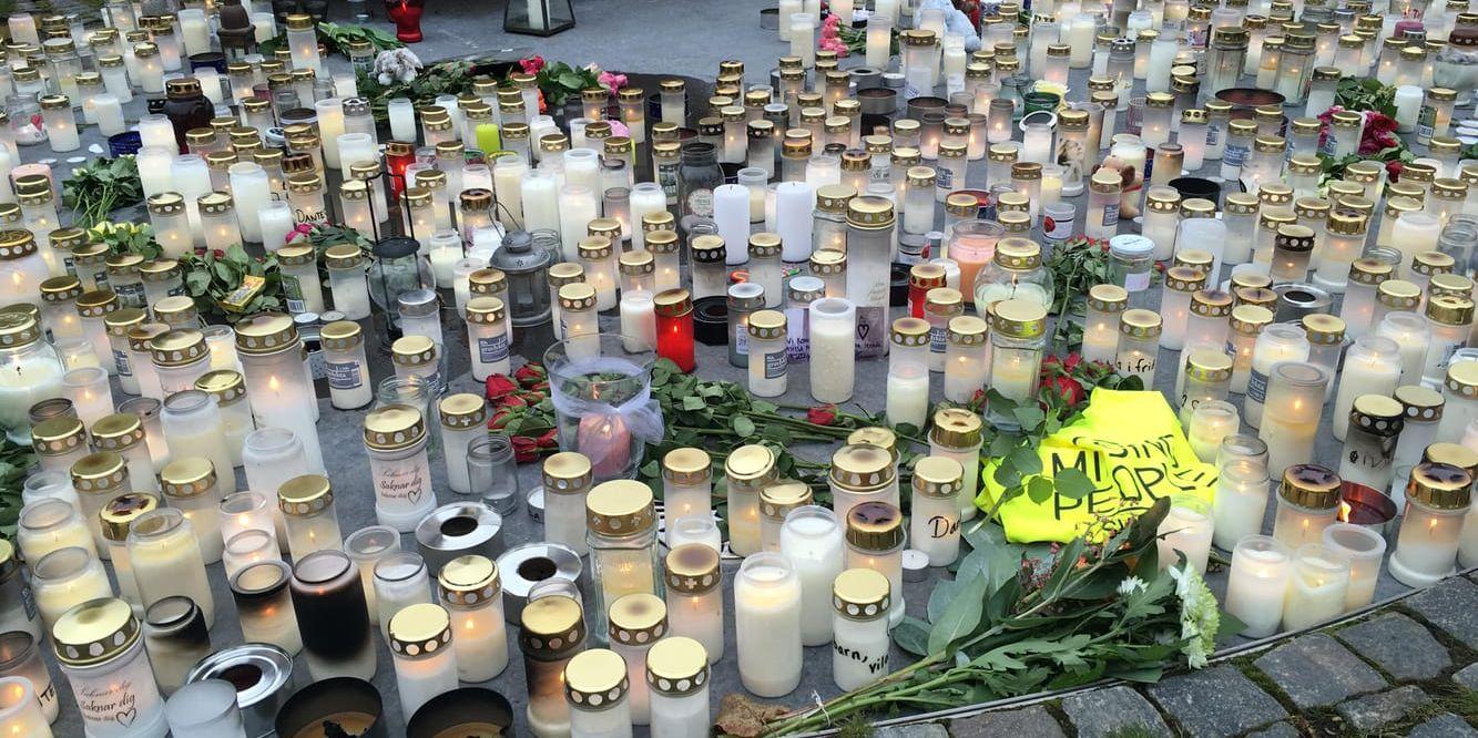 Tända ljus på Stortorget i Falkenberg i en manifestation under helgen för den omkomne pojken.
