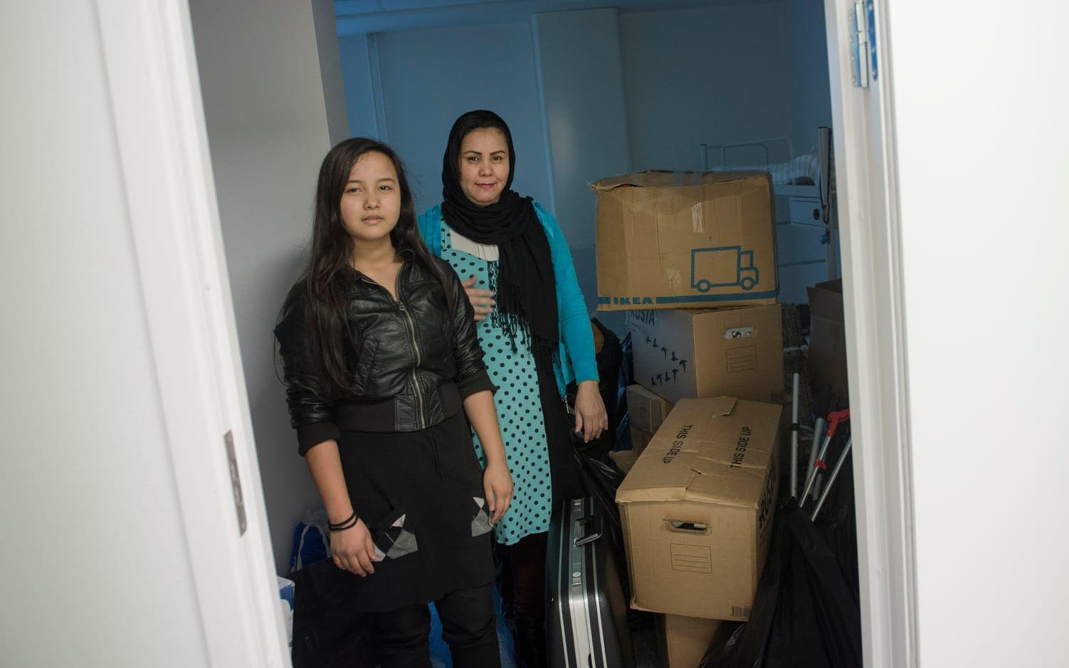 Narges från Afghanistan och hennes mamma Zehra tycker det är dåligt att de inte har wifi på Spenshult som de hade i Nissaström. Bild: Jari Välitalo