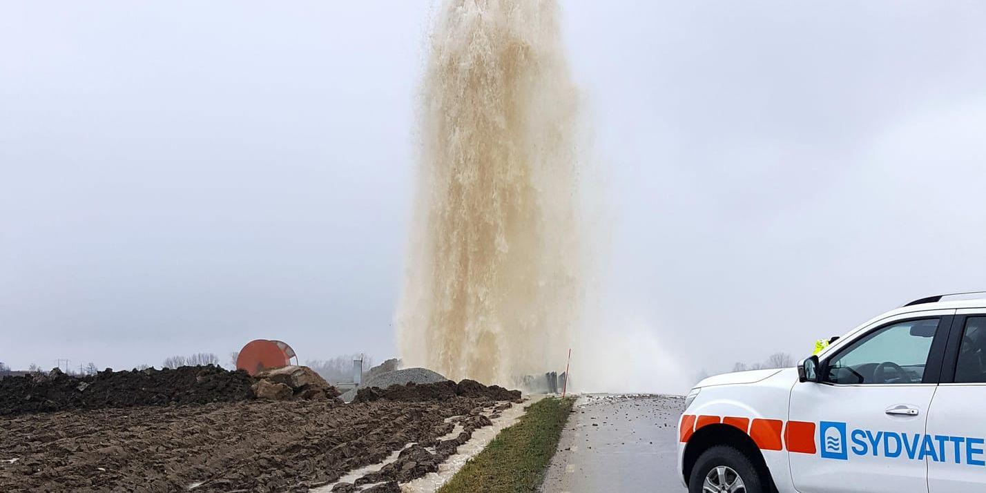 Stora vattenmängder sprutade från en skadad huvudvattenledning vid ett planerat grävarbete intill väg 865 i Staffanstorps kommun. Den onaturliga "gejsern" sprutade under uppåt en halvtimme.