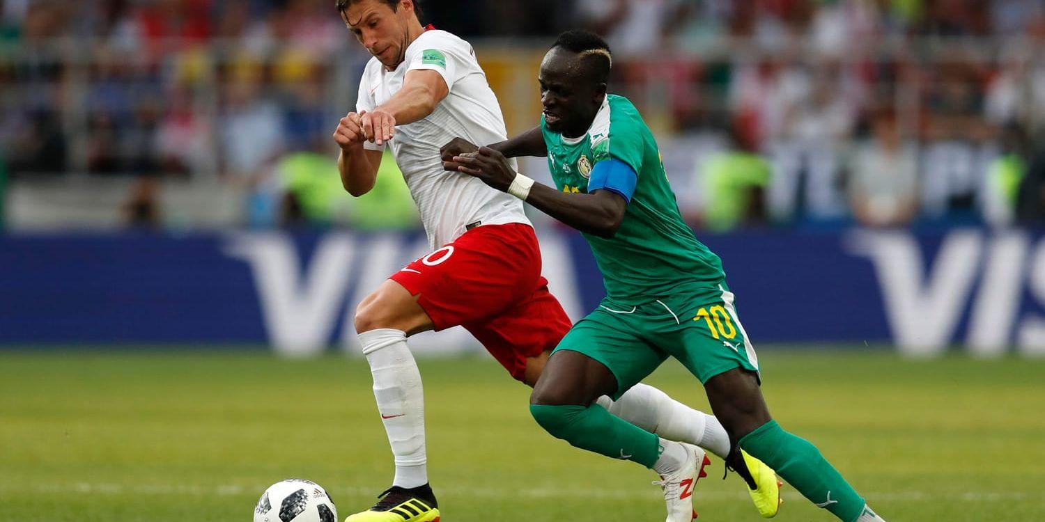 Polens Grzegorz Krychowiak, i vitt, sena reduceringsmål räckte inte mot Senegal som vann med 2–1.