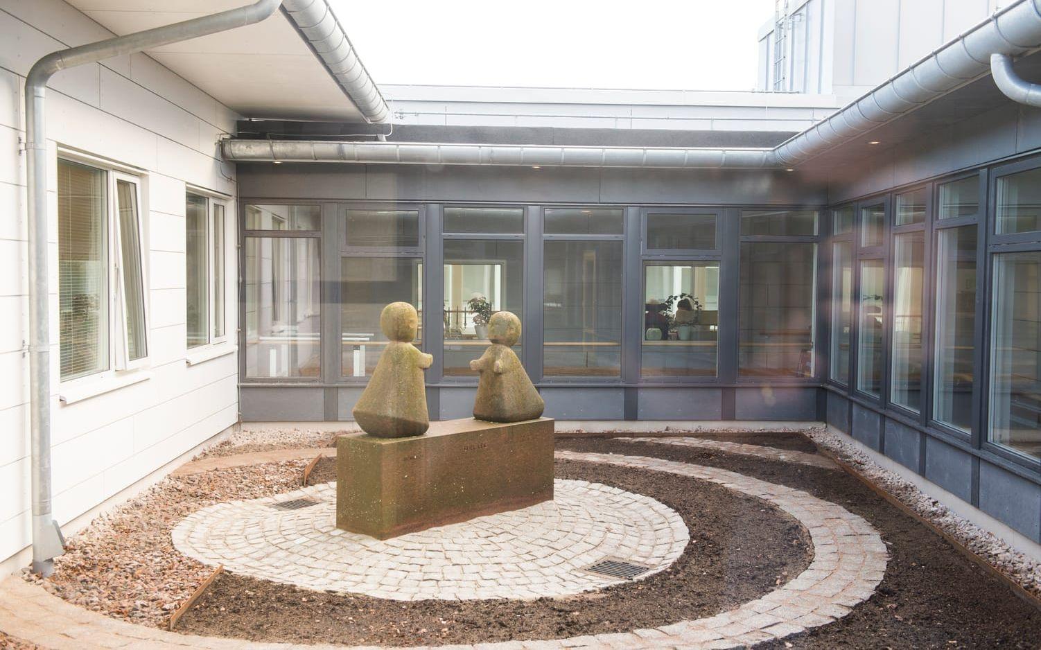 Skulptur av Bernard Andersson i ljusgården. Bild: Roger Larsson