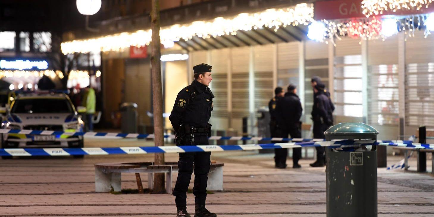 En man sköts på en restaurang i Rinkeby i västra Stockholm på måndagen och avled sedan av sina skador på sjukhus.