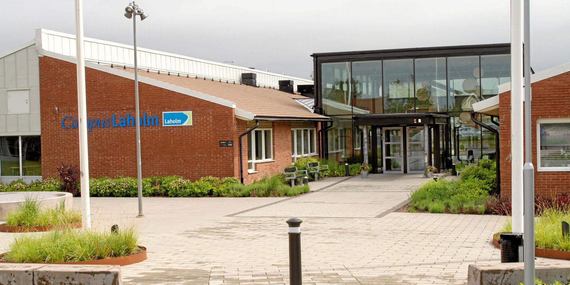 Campus Laholm riskerar att tömmas helt efter att regeringen rekommenderat att inför distansutbildning för både gymnasie- och vuxenskolan. 