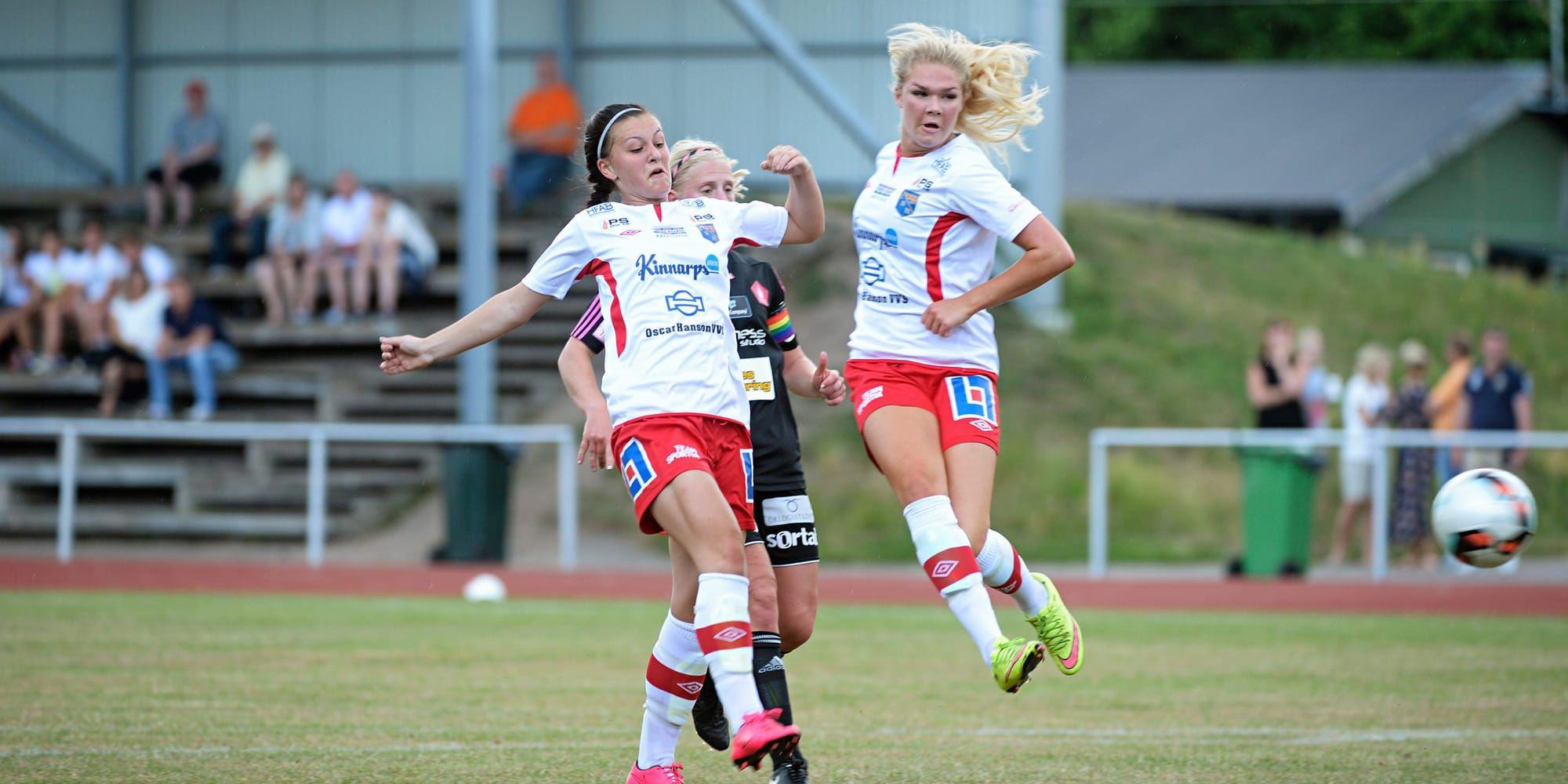 Pang på rödbetan. Mittfältaren Matilde Abrahamsson (till höger) hinner först och styr in Halmias 2–0 mot Karlskrona framför Isabelle Axedal.