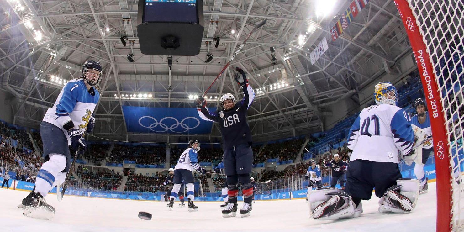 Dani Cameranesi (nummer 24), USA, gjorde två mål när USA slog Finland i semifinalen i OS med 5–0.