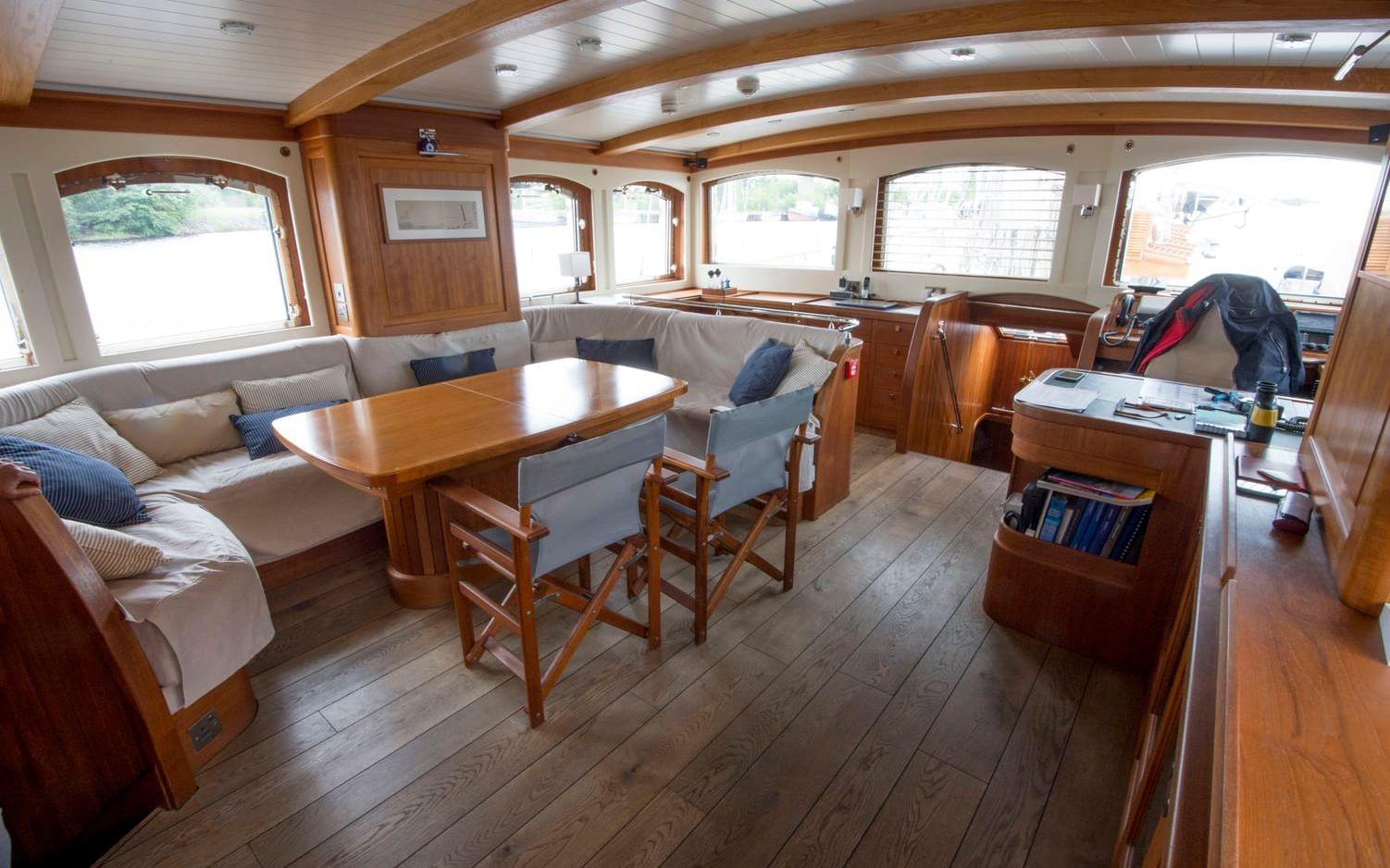 Ny design. Övre däckets hytt är byggd både för navigering och sällskapslivet ombord.