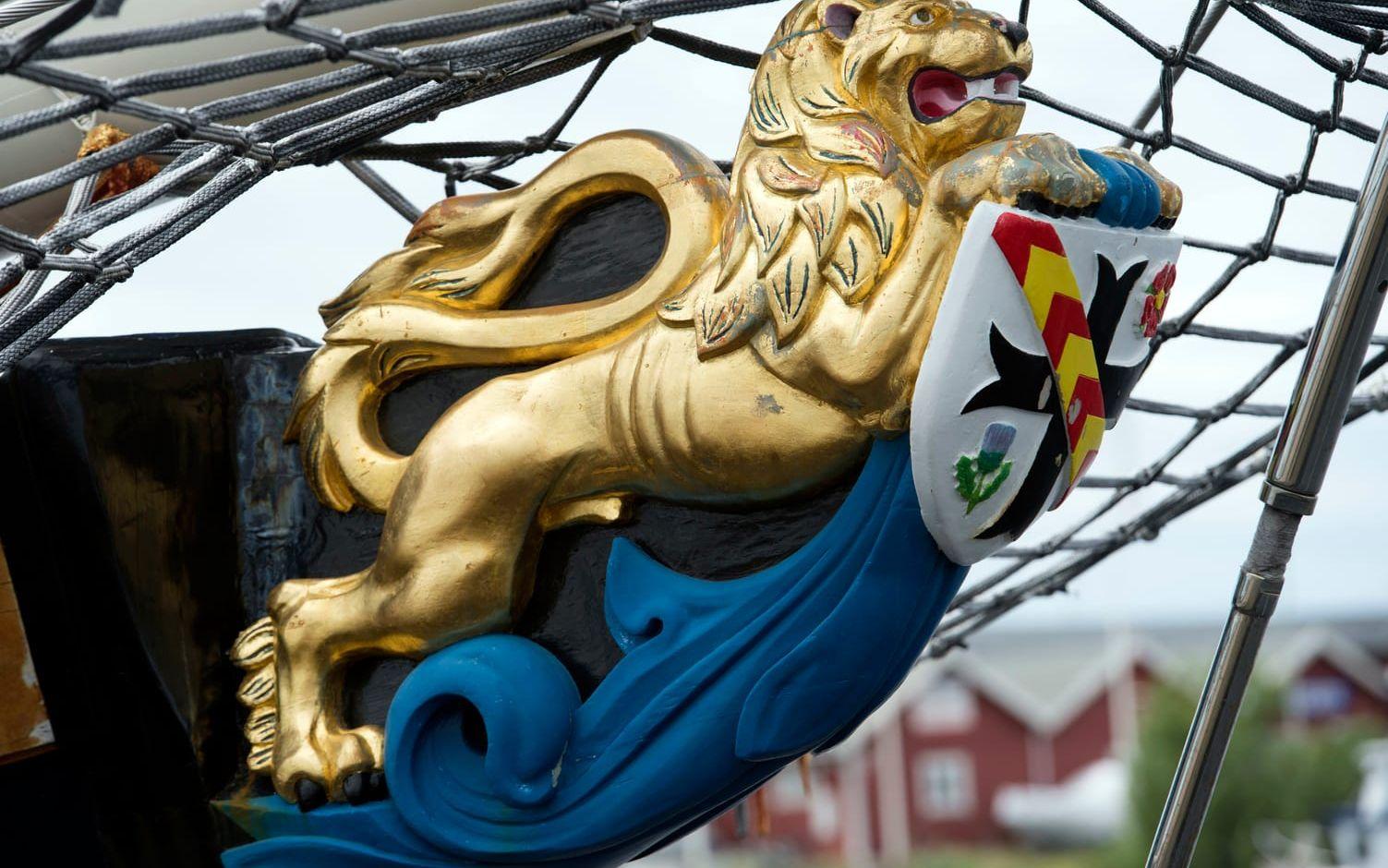 Vackert målad. Fartygets kuttersmycke rymmer bland annat ett guldfärgat lejon på språng.