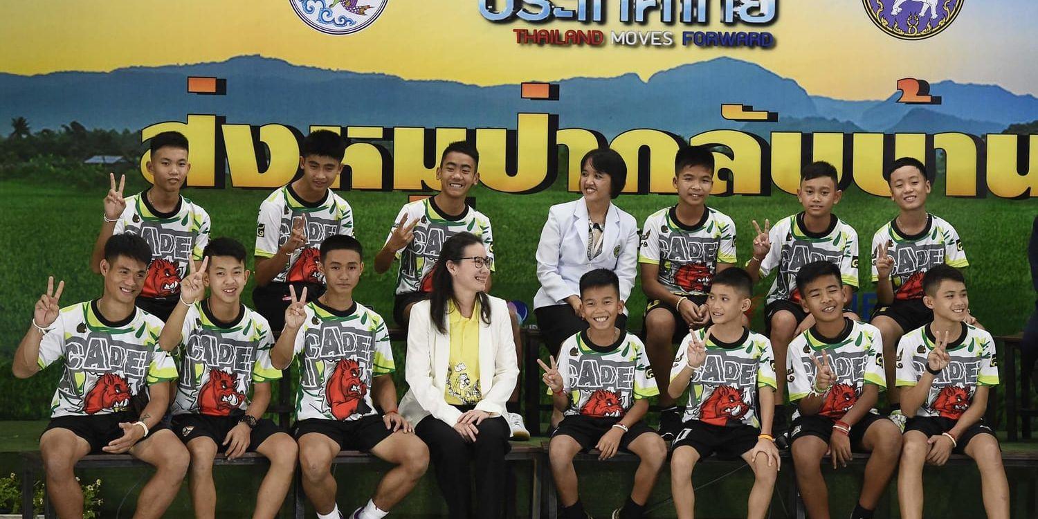 De tolv pojkarna och deras fotbollstränare under en presskonferens i Chiang Rai på onsdagen, där de berättade om sin upplevelser i grottan.