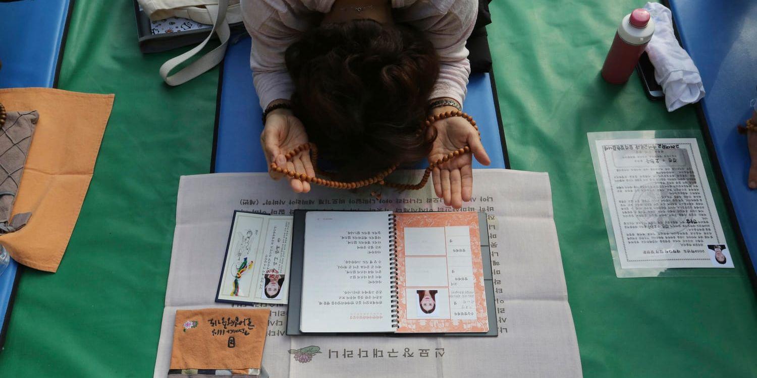 En mamma ber för sin dotter i ett tempel i Seoul inför det kommande inträdesprovet.