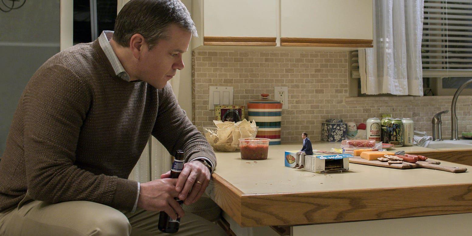 Matt Damon spelar huvudrollen i "Downsizing", där forskare kommer på ett sätt att krympa människor för att göra något åt befolkningsökningen. Pressbild.