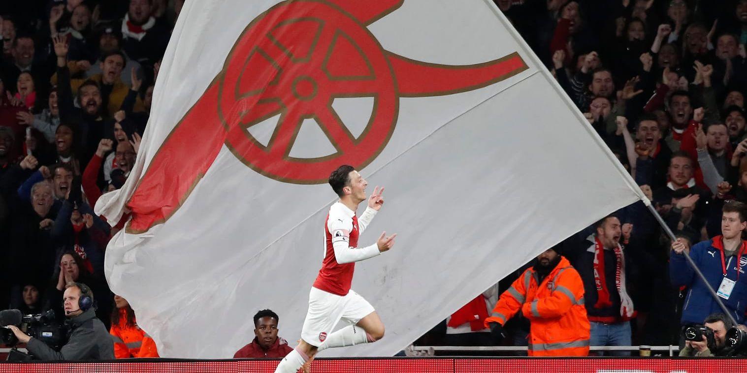Arsenals Mesut Özil firade sitt 1–1-mål hemma mot Leicester.