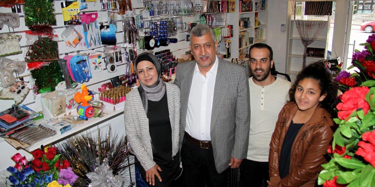 Företagsamma. Nesreen Hasan, Khaled Mahmoud, butiksbiträdet Tarek Saleh och Sedra Mahmoud är glada över att ha kunnat öppna en butik i Hyltebruk.