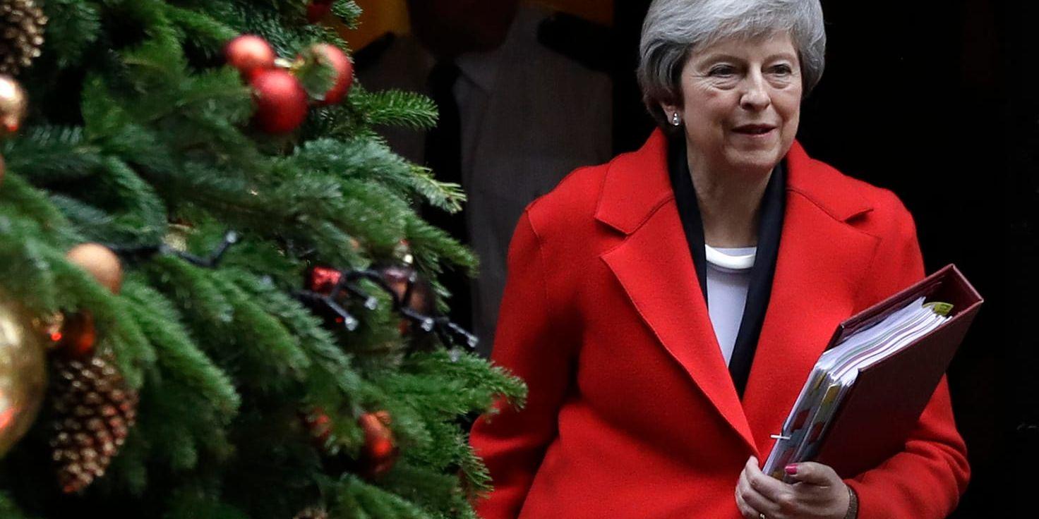 Theresa May passerar julgranen utanför residenset på Downing Street i London i veckan.