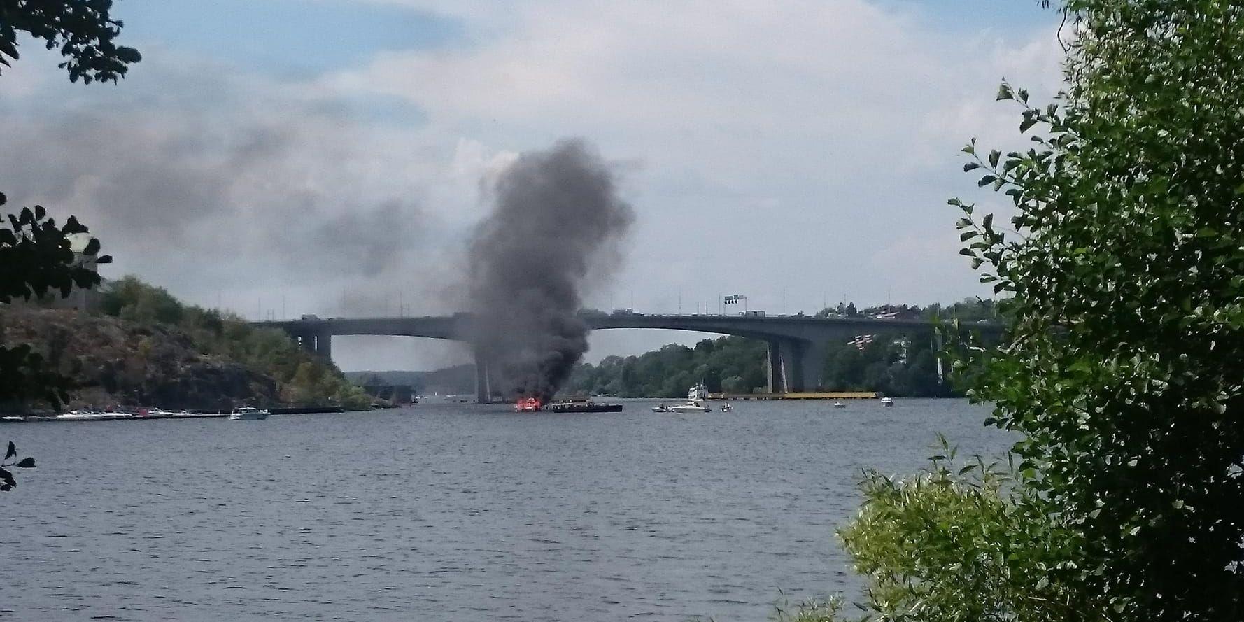 En explosionsartad brand utbröt i en båt i Årstaviken i centrala Stockholm.