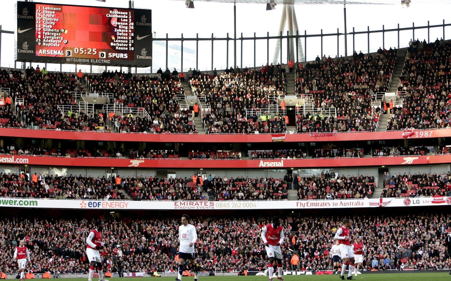 19. Arsenals hemmaarena, Emirates Stadium tar "bara" 60 432 och blir 19:e största arenan.