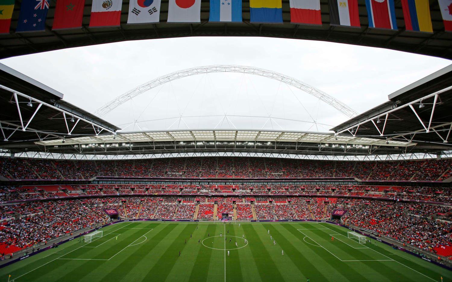 2. Näst störst i Europa är nya Wembley där det engelska landslaget lirar, den tar 90 000 åskådare.