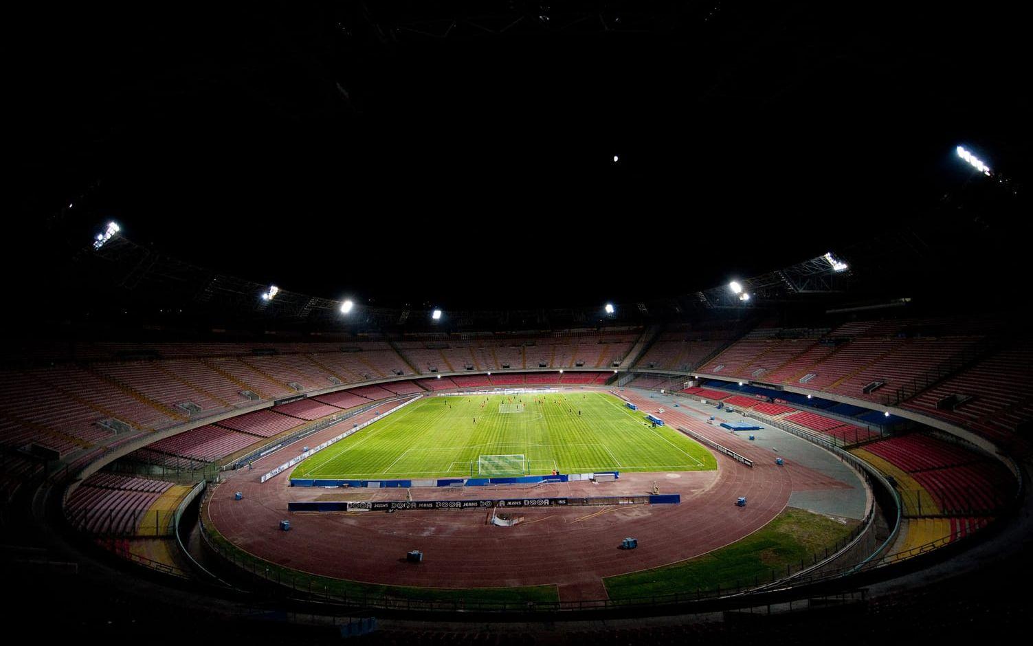 21. Stadio San Paolo där Napoli hör hemma tar 60 240 åskådare.
