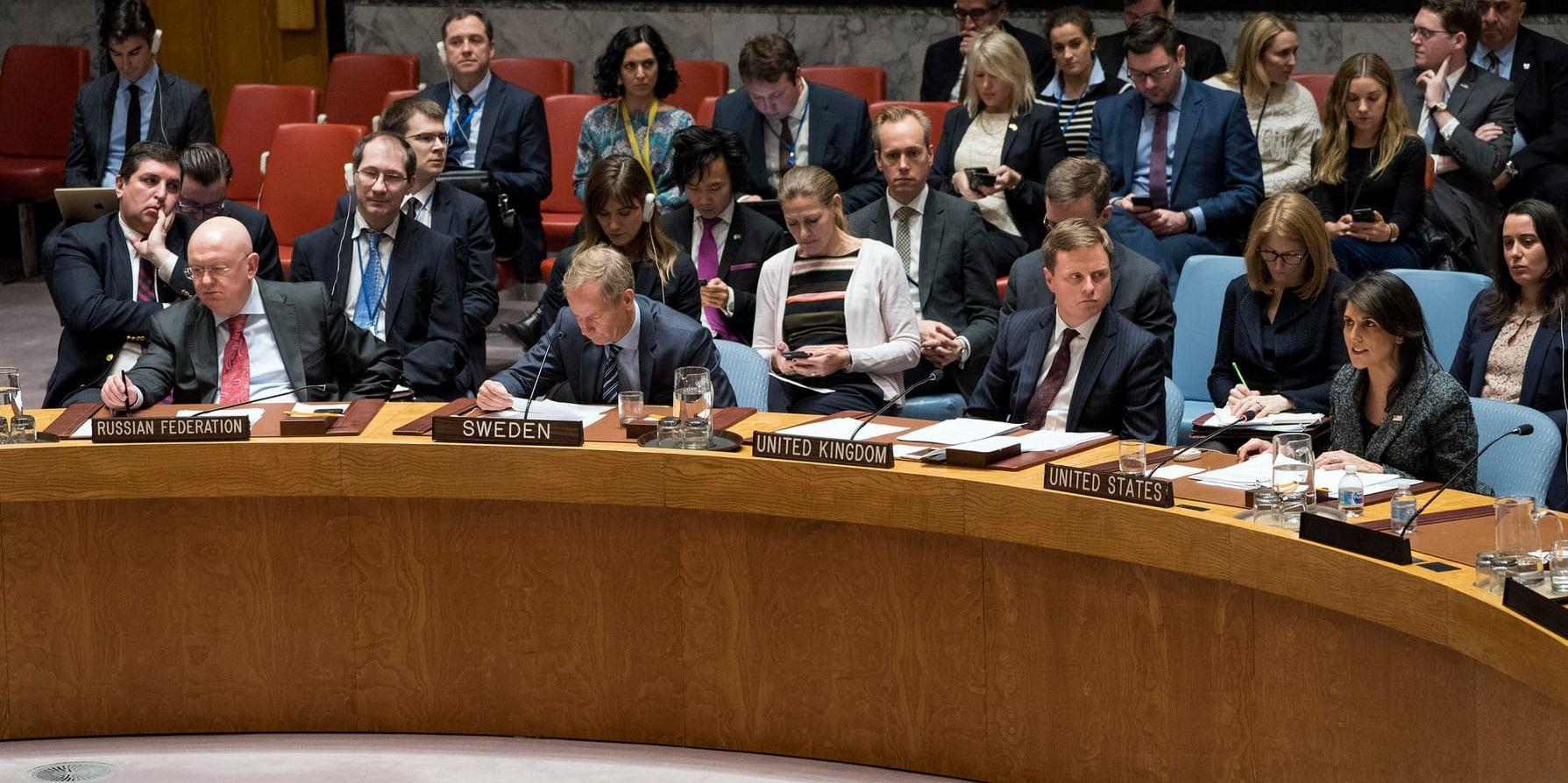 FN:s säkerhetsråd har enhälligt antagit en resolution om en 30-dagars humanitär vapenvila i Syrien. Sverige har tillsammans med Kuwait arbetat fram underlaget för resolutionen.