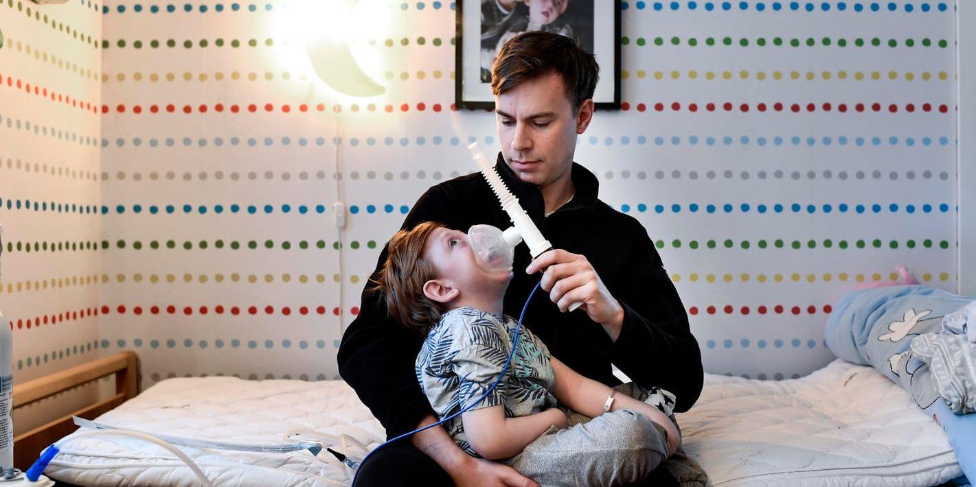 Assistenten Alexander Björnfot hjälper sexårige Jakob Franzén att andas i en process som måste upprepas minst var tredje timme.