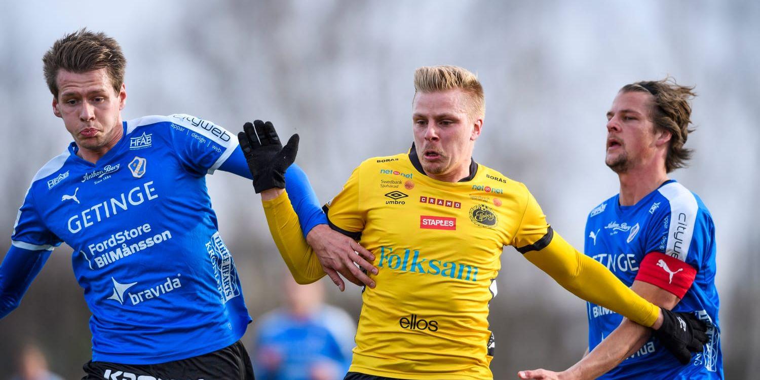 Mittbacksparet intakt. Fredrik Liverstam (till höger) har lämnat klartecken till spel mot Jönköpings Södra och tar därmed plats bredvid Marcus Johansson (till vänster) i HBK:s mittförsvar. 