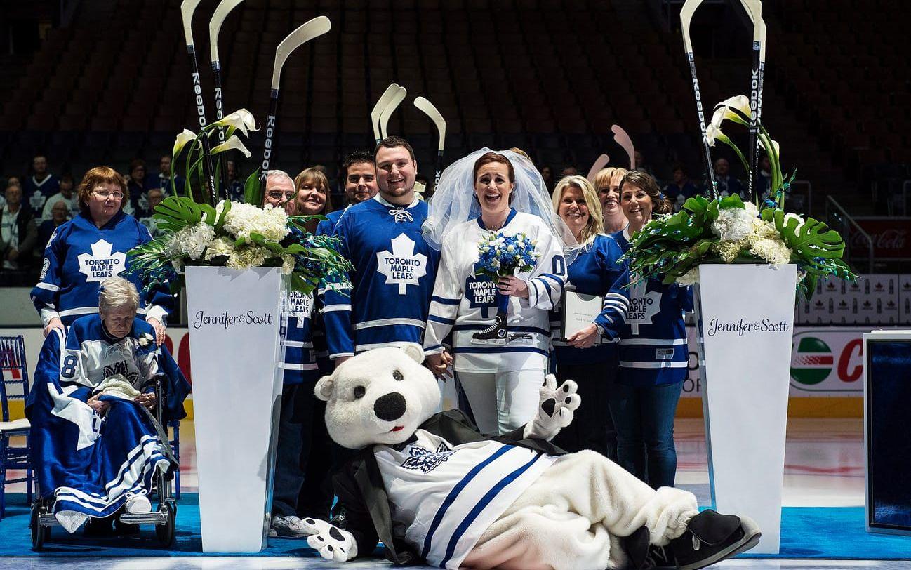 Ett annat par som valde ett annat typ av bröllop i Toronto, Kanada, är Scott Protomanni och Jennifer Rogers första paret någonsin att gifta sig på Toronto Maple Leafs hemmaarena Air Canada Centre i vad som kallades Toronto Maple Leafs Blue & Black Wedding. Bild: TT